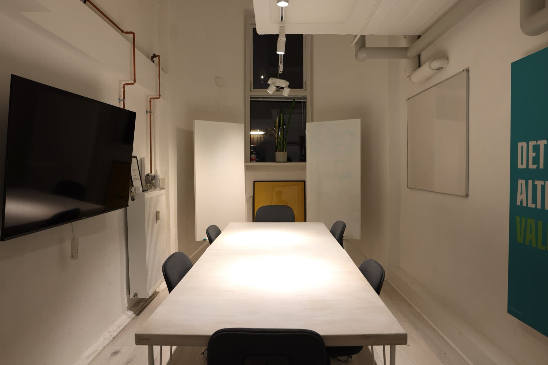Mødelokalet hos The Office på Frederiksberg med plads til otte personer, whiteboard og projektor