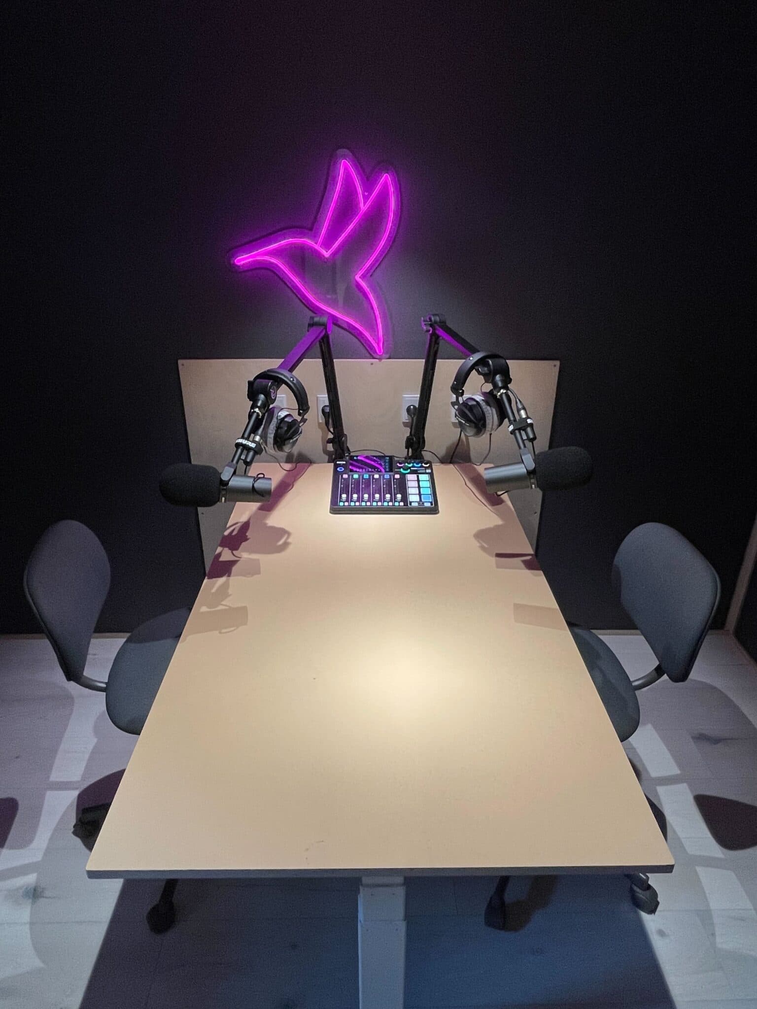 Detalje fra podcast-studiet på Frederiksberg med mikrofon og hovedtelefoner